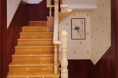 马边中式别墅室内汉白玉石楼梯的定制安装装饰效果